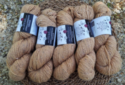 Idän Kehräämö - příze Strösseli Eko-Tweed - Toffeekierre