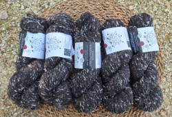 Idän Kehräämö - příze Strösseli Eko-Tweed - Musta